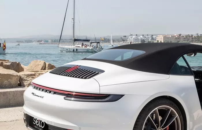 Alquiler de coches en el aeropuerto de Málaga: Condiciones, Restricciones de Edad y Servicios Adicionales